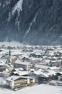 Images Dated 8th January 2000: Village of Mayrhofen ski resort, Zillertal Valley, Austrian Tyrol, Austria, Europe