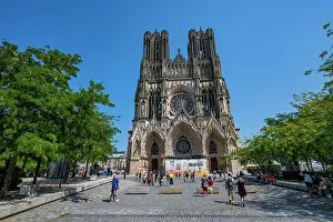 Lovers Prints: Visitors explore Notre Dame Cathedral in Reims