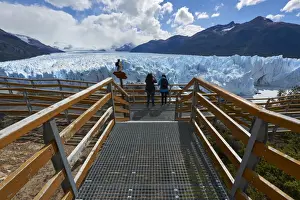Backpack Prints: Two visitors at Perito Moreno Glacier in the Parque Nacional de los Glaciares (Los