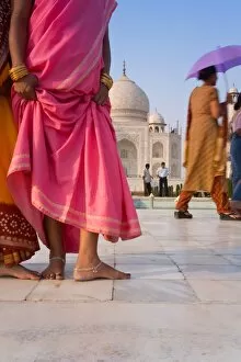 Images Dated 18th October 2006: Visitors in front of the Taj Mahal, UNESCO World Heritage Site, Agra, Uttar Pradesh, India, Asia