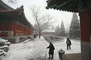 Images Dated 10th December 2007: Visitors to a temple after winter snow, Fragrant Hills Park, Western Hills