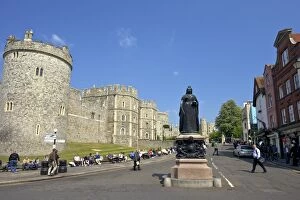 Images Dated 28th April 2011: Visitors and tourists outside Windsor Castle, Windsor, Berkshire, England