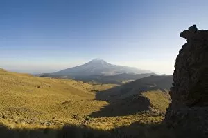 Images Dated 6th November 2010: Volcan de Popocatepetl, 5452m, from Volcan de Iztaccihuatl, 5220m, Sierra Nevada