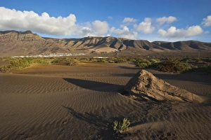 Images Dated 18th November 2005: Volcanic cliffs rising to 600m over desert landscape near Famara