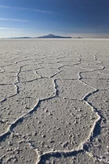Images Dated 9th July 2009: Volcano Tunupa on the horizon of the Salar de Uyuni, the biggest salt desert in the world