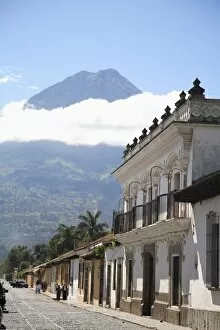 Volcano, Vulcan Agu and colonial architecture, Antigua, Guatemala, Central America