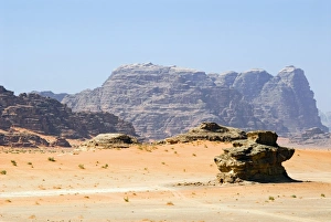 Images Dated 11th October 2007: Wadi Rum, Jordan, Middle East