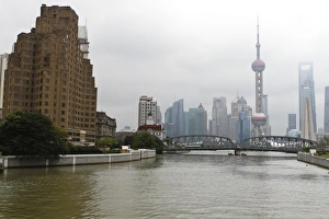Waibaidu Bridge (Garden Bridge) over Suzhou Creek, Pudong skyline with Oriental Pearl Tower