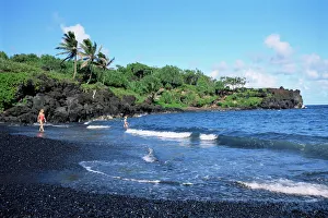 Walanapanapa Black Sand Beach
