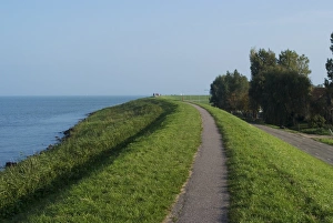 Images Dated 8th October 2008: Walk from Edam to Volendam along the Markemeer, Netherlands, Europe