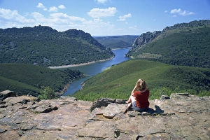 Images Dated 7th September 2007: Walker at Cerro Gimio viewpoint looking to lake and