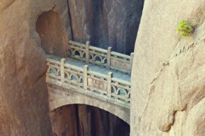 Images Dated 1st November 2005: Walking Fairyland Bridge, White Cloud scenic area, Huang Shan (Yellow Mountain)