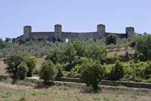Images Dated 8th August 2005: The walled town of Monteriggioni, Tuscany, Italy, Europe