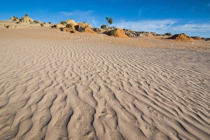 Images Dated 1st November 2008: Walls of China, a series of Lunettes in the Mungo National Park, part of the Willandra Lakes Region