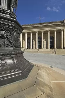 Sheffield Collection: War memorial and City Hall facade, Barkers Pool, Sheffield, Yorkshire, England