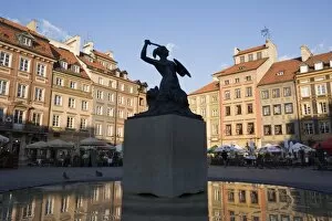 Images Dated 3rd March 2008: Warsaw Mermaid Fountain and reflections of the Old Town houses
