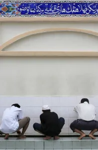 Images Dated 17th February 2006: Washing before prayers, Masjid Kampung mosque, Kuala Lumpur, Malaysia, Southeast Asia