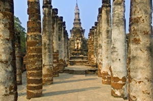 Images Dated 24th February 2007: Wat Mahathat, Sukhothai Historical Park, UNESCO World Heritage Site, Sukhothai Province, Thailand