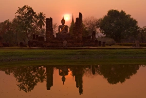 Images Dated 23rd February 2007: Wat Mahathat, Sukhothai Historical Park, UNESCO World Heritage Site, Sukhothai Province, Thailand