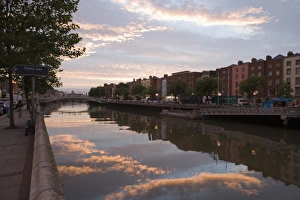 Images Dated 13th September 2006: Still water and reflection at dusk