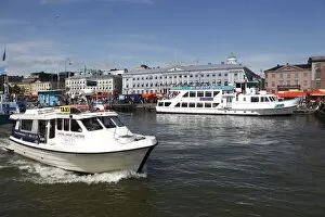 Water taxi and harbour cruise ferry, with City Hall and market place, South Harbour Esplanade