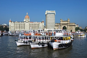 Images Dated 5th November 2006: Waterfront with Taj Mahal Palace and Tower Hotel and Gateway of India, Mumbai (Bombay)