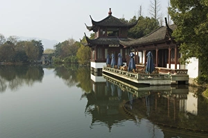 Images Dated 7th January 2008: A waterside pavilion at Winding Garden at West Lake, Hangzhou, Zhejiang Province