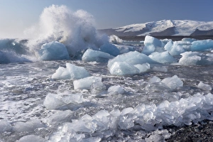 Images Dated 25th September 2008: Wave splashing against broken icebergs, Breidamerkursandur black sands