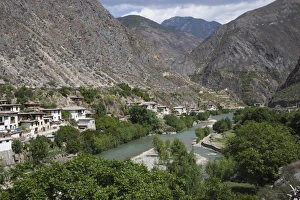 Images Dated 1st May 2008: On the way between Zhongdian and Deqin, on the Tibetan Border, Shangri-La region