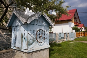 Wells Prints: Well, Sat Baiesti, Cornu Luncii, Bucovina, Romania, Europe