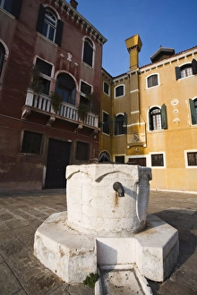 Dorsoduro Prints: Wellhead, San Trovaso, Dorsoduro, Venice, Veneto, Italy, Europe