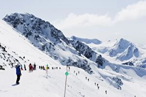 Images Dated 29th March 2009: Whistler mountain resort, venue of the 2010 Winter Olympic Games, British Columbia