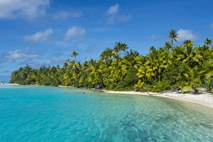 White sand bank in the turquoise waters of the Aitutaki lagoon, Rarotonga and the Cook Islands