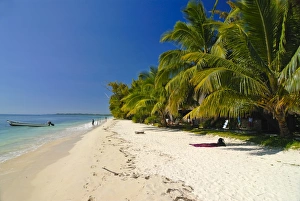 Images Dated 29th August 2007: White sand beach at the Ile aux Nates (Nosy Nata), near Ile Sainte Marie