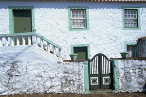 Whitewashed house with wall and gate at Terras on