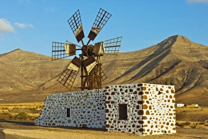 Images Dated 12th August 2010: Windmill in the central valley and the 625m high Churillos mountain beyond, Tefia