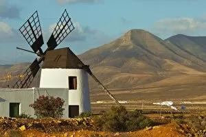 Images Dated 12th August 2010: Windmill in the central valley and the 625m high Churillos mountain beyond