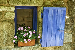 Detail of windowbox and shutters, Saignon village, Vaucluse, Provence, France, Europe