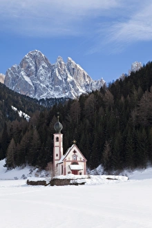 Images Dated 19th February 2009: Winter landscape of St. Johann church in Ranui in Villnoss, Geisler Spitzen