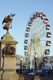 Images Dated 3rd January 2010: Winter Wonderland Big Wheel, and statue on Boer War memorial, Civic Centre