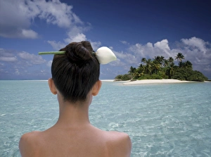 Images Dated 9th August 2010: Woman at the atoll of Rhiveli, Maldives, Indian Ocean, Asia