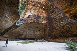 Images Dated 5th October 2008: Woman in the Cathedral Gorge in the Purnululu National Park, UNESCO World Heritage Site