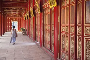 Chinese Ethnicity Prints: Woman at Imperial Palace in Citadel
