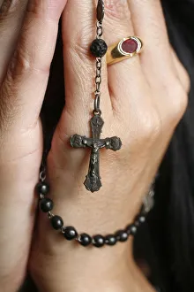 Images Dated 23rd June 2007: Woman praying with rosary