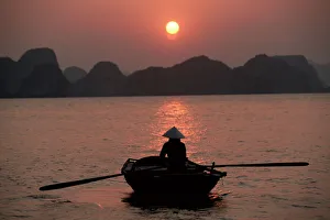 Images Dated 28th August 2008: Woman rowing woven skiff