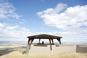 Images Dated 13th August 2009: Woman takes picture of farmland, Highway 84, near Pendelton, Oregon, United States of America