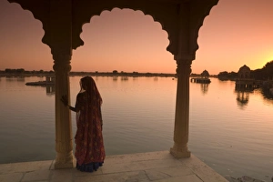 Images Dated 25th November 2007: Woman in traditional dress, Jaisalmer, Western Rajasthan, India, Asia