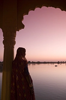 Images Dated 25th November 2007: Woman In Traditional Dress, Jaisalmer, Western Rajasthan, India
