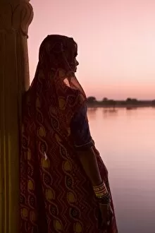 Images Dated 25th November 2007: Woman In Traditional Dress, Jaisalmer, Western Rajasthan, India