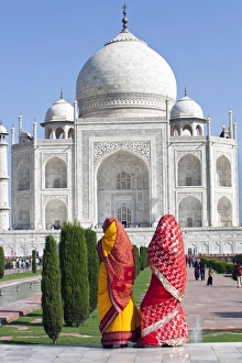 Sari Prints: Women in colourful saris at the Taj Mahal